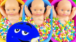 Мультики для детей. Вкусные Конфетки в ванночках с куклами. Смотреть онлайн для детей и малышей.