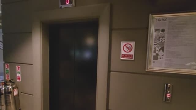 Лифт OTIS 2000-х годов в очень крутом отеле в районе Куэйсайд