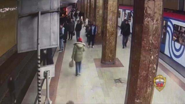 🤯 В московском метро парень упал под поезд — он оказался на ж/д путях из-за того, что засмотрелся в