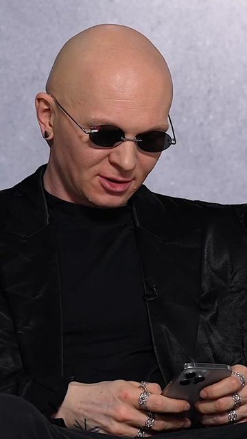 Гоша Карцев в черной одежде, сидит в телефоне и говорит А ты в Баленсе, да - Нет, я в Befree