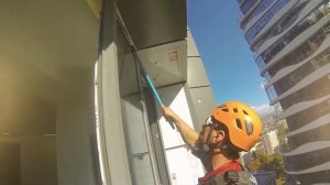 Мойка окон альпинистами