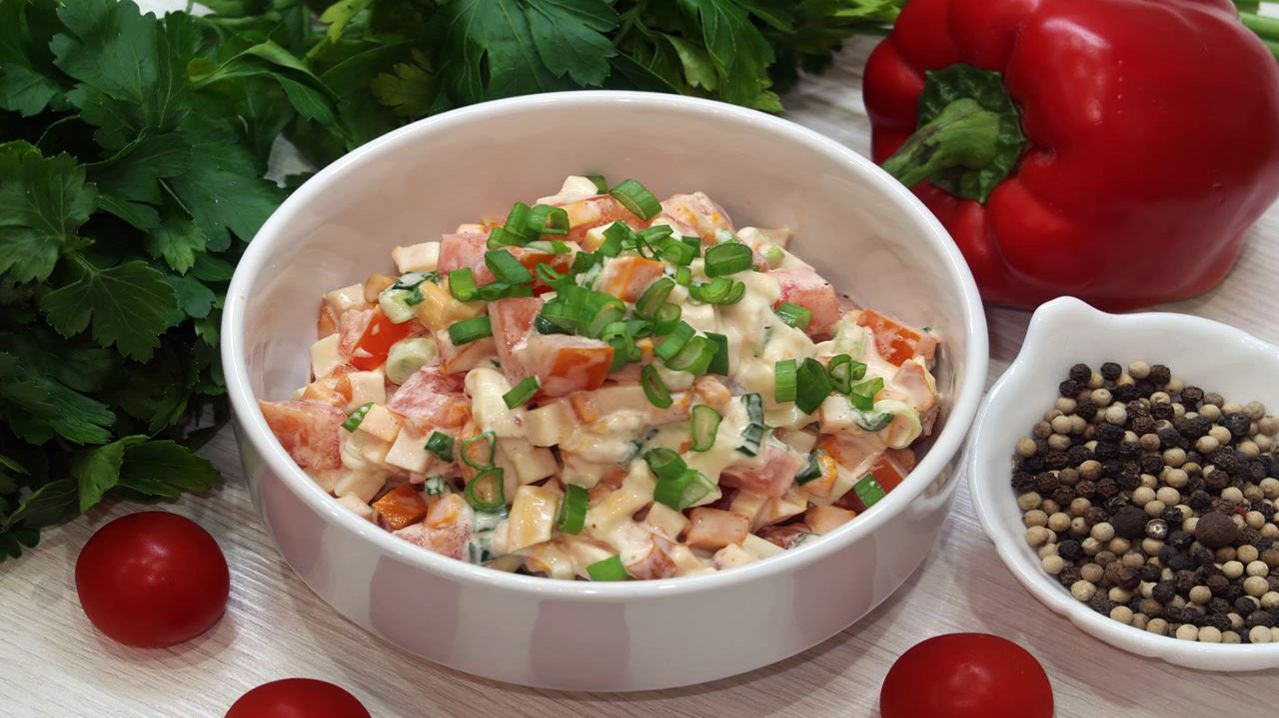 Салат с копчёной курицей, сыром косичка и помидорами смотреть онлайн