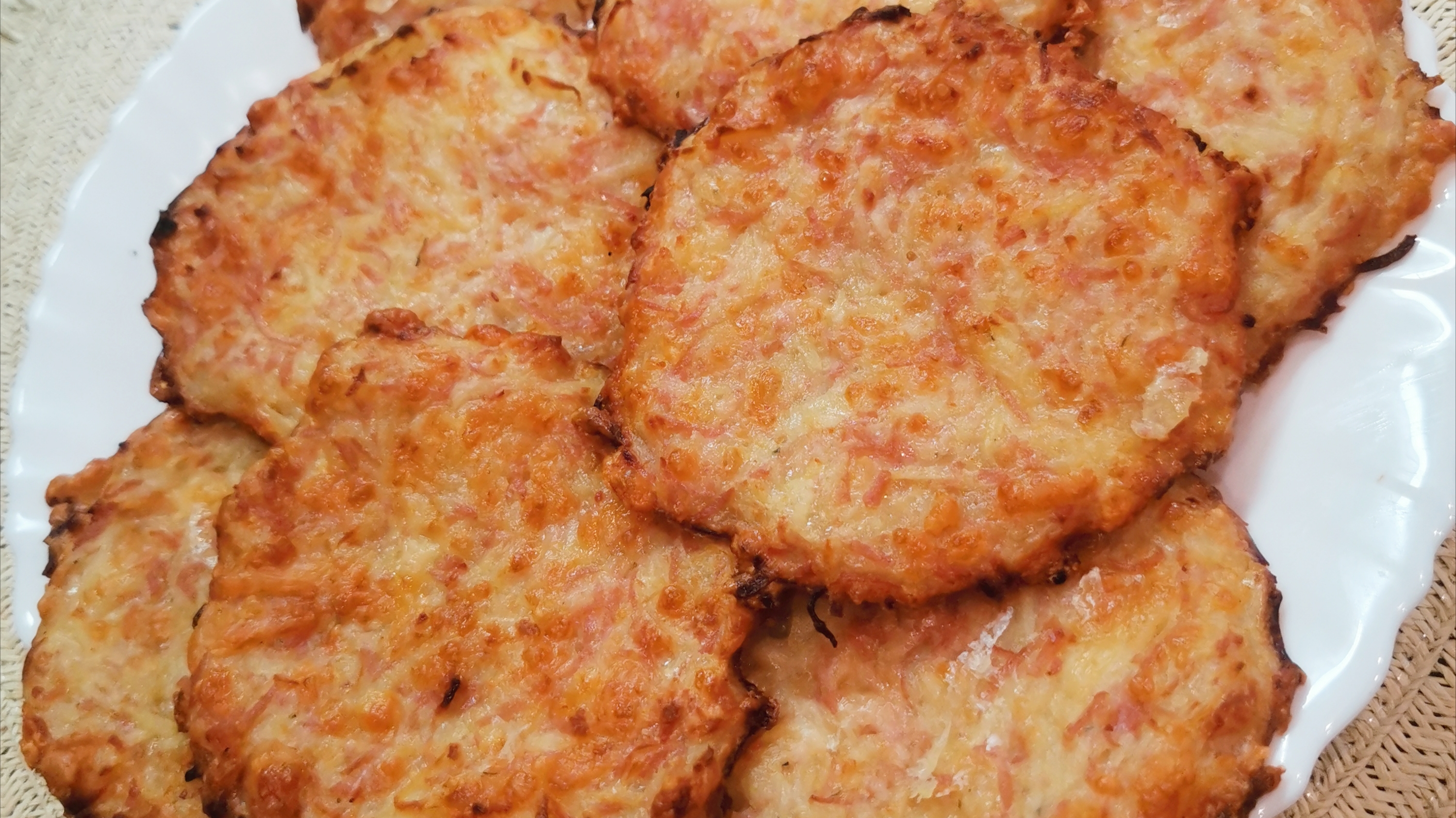 Картофельные драники с ветчиной и сыром в аэрогриле 