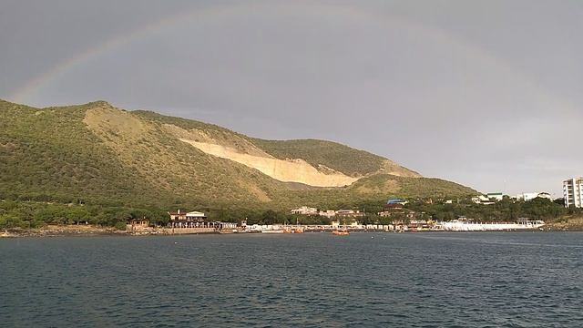 Огромная двойная радуга над горой в Большом Утрише на Чёрном море