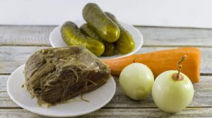 Мясной САЛАТ ОБЖОРКА с говядиной и солеными огурцами. Отличный вариант салата на Новый Год!