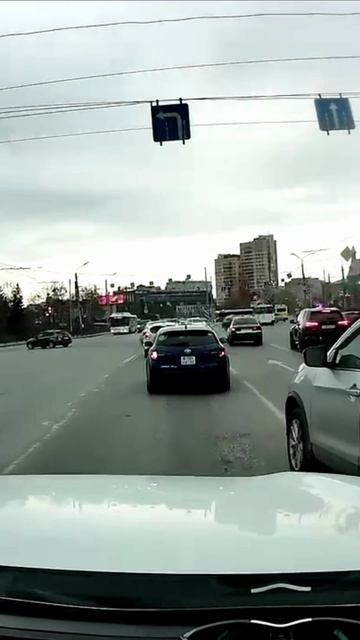 Создает аварийную ситуацию перед светофором