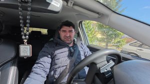 Сафар купил доски и меняет пол в бане.