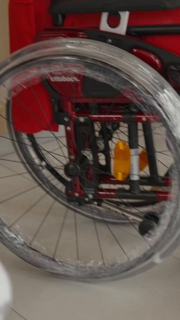 Серафиме нужна коляска для бокса и жизни. Фонд Русский Крест поможет девочке.