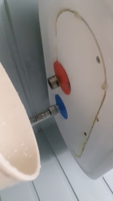 Водонагреватель DEXP бьёт током