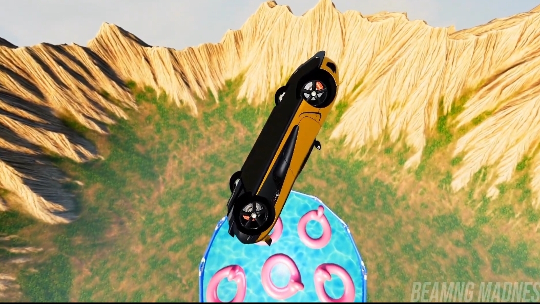 разные машины падают в бассейн с фламинго