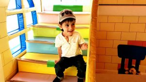 Эрик и Марк играют в развлекательном центре. Часть 2