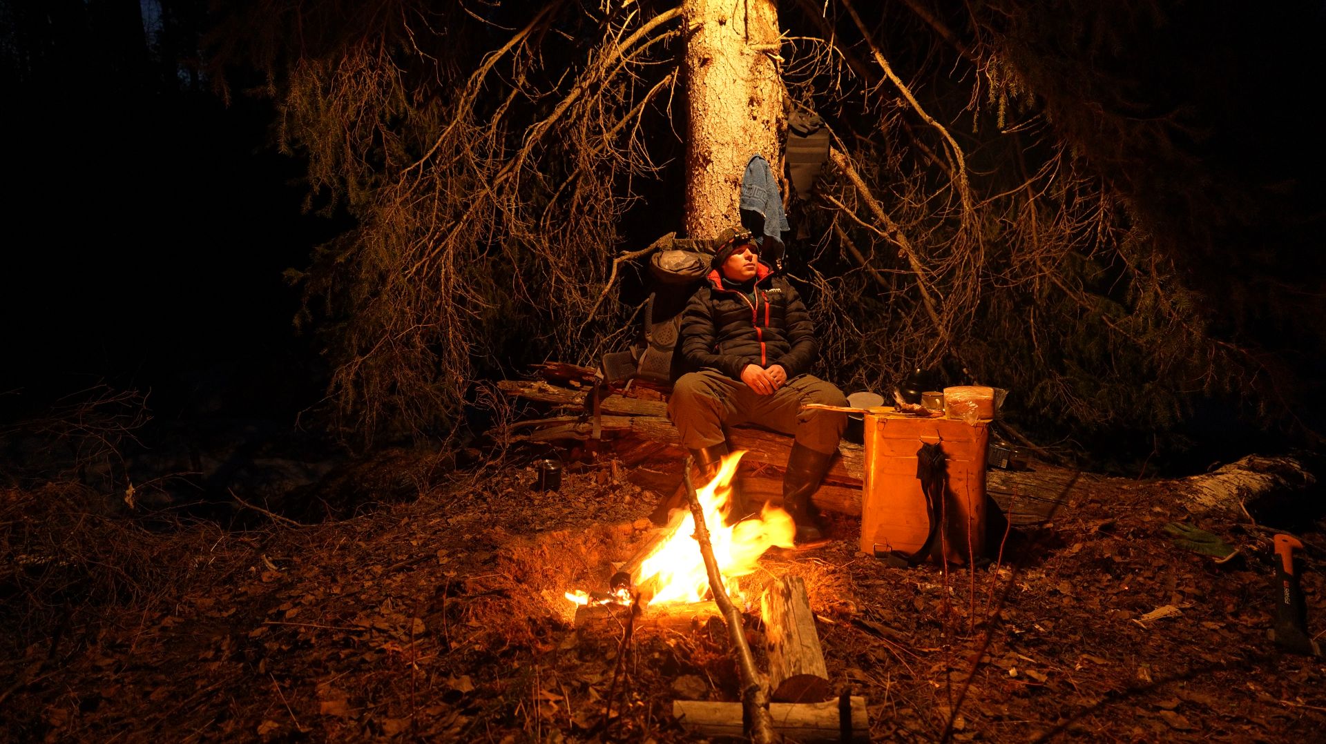 2 ночи под ёлкой. Хариус на поплавок. Проверил избу.