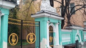 Прогулки по Москве. Решила переждать дождь и пообедать в столовой усадьбы Коншиной. Дом учёных.