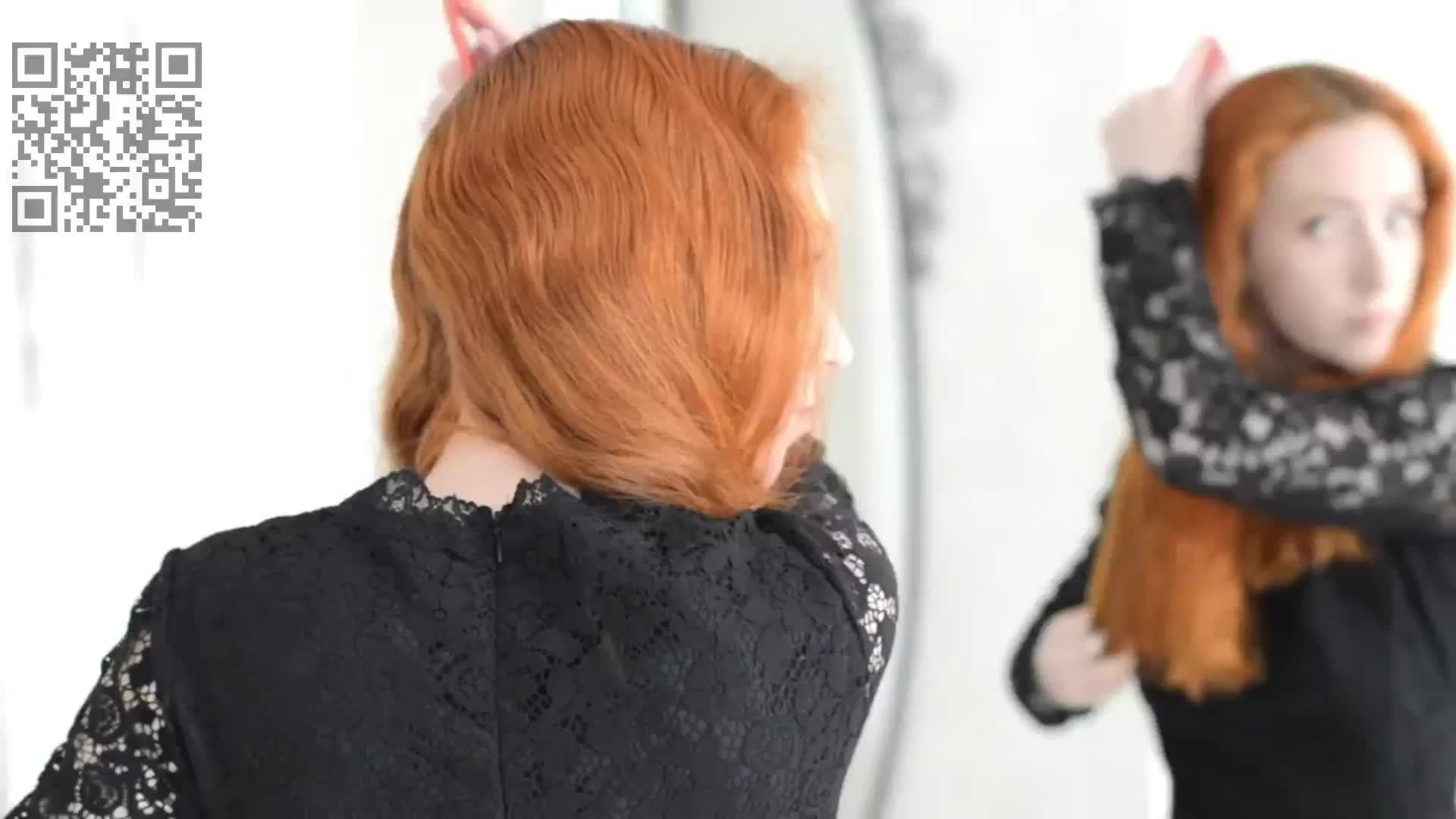 Девушка у зеркала