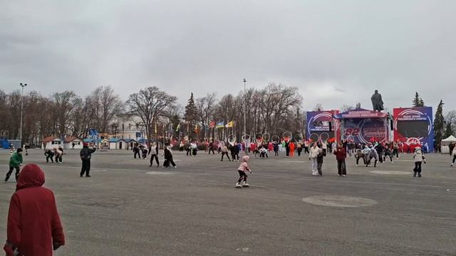 На площади репетируют эстафетное шоу.  Кстати, эстафета завтра. Центр всё утро будет наглухо перекры