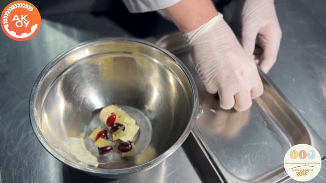 14.Краснодарский край.Перепел фаршированный виноградом и сыромкарам. яблоками и вишневым соусом