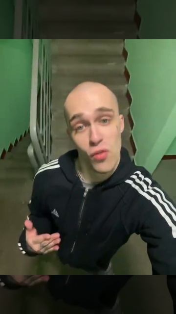 Лысый парень в спортивном костюме адидас поет песню максим ветром стать гопник достает нож  мем