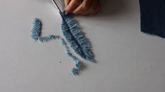 Азиатка показала как преобразить простую футболку джинсовыми лоскутами и продать в 10 раз дороже