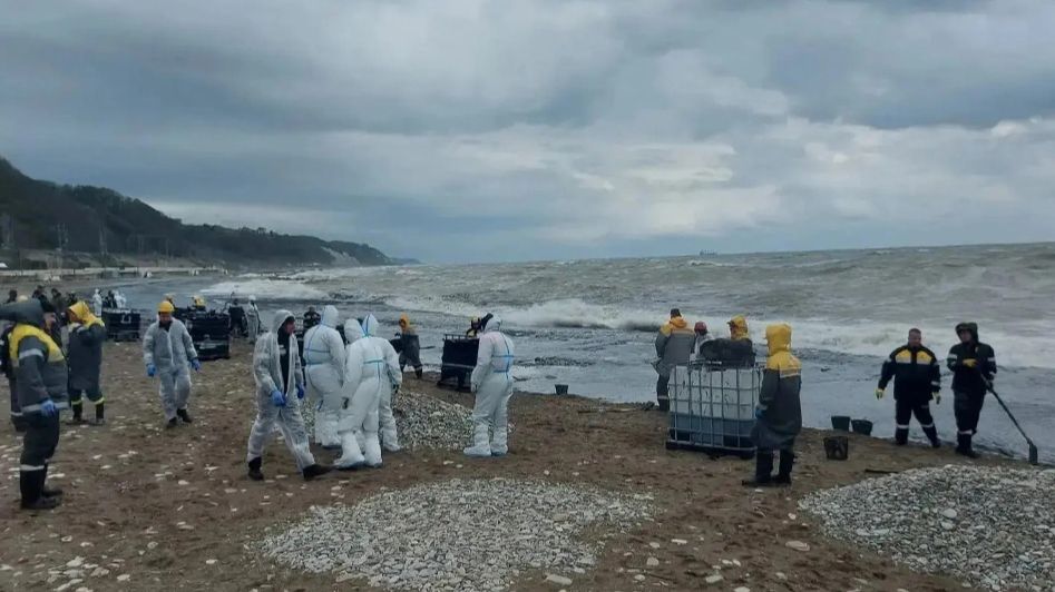 В Туапсе продолжают собирать нефтепродукты из реки и моря, чистят улицы