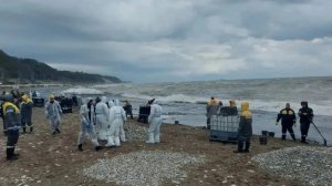 В Туапсе продолжают собирать нефтепродукты из реки и моря, чистят улицы