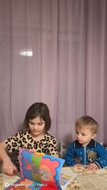 Дети занимаются творчеством