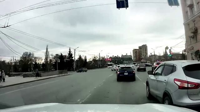 Создает аварийную ситуацию перед светофором