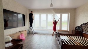 Установили подоконник. Повесили шторы. Привезли матрас. Спальня готова. Делаем ремонт своими руками.