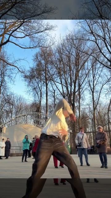 Парень танцует под песню dj Sashok Валера мем мемы приколы