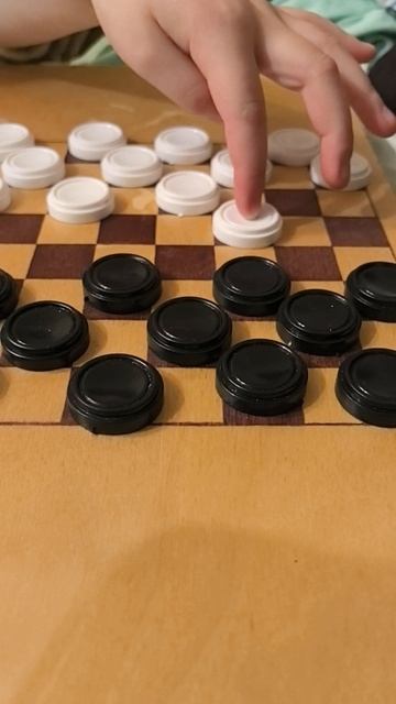Учу дочку играть в шашки
