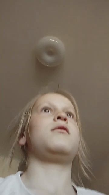 мой брат сломал дверь балкона.