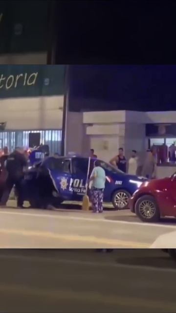 Женщина с веником метлой подбегает к полицейской машине смотрит через окно кого задержали мем мемы