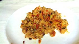 Рыба с овощами в сметанном соусе, вкусное горячее блюдо на ужин или обед