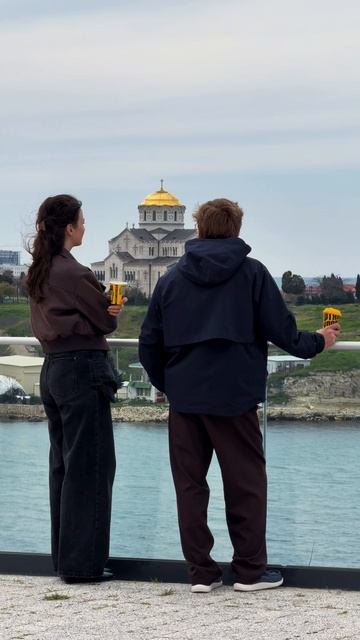 Весна в Севастополе! Трава зеленее, настроение ярче на теплых прогулках с ароматным кофе💛