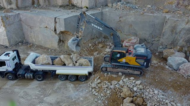 VOLVO EC380EL Loading rocks ｜ CAT 345D LME Support смотреть онлайн