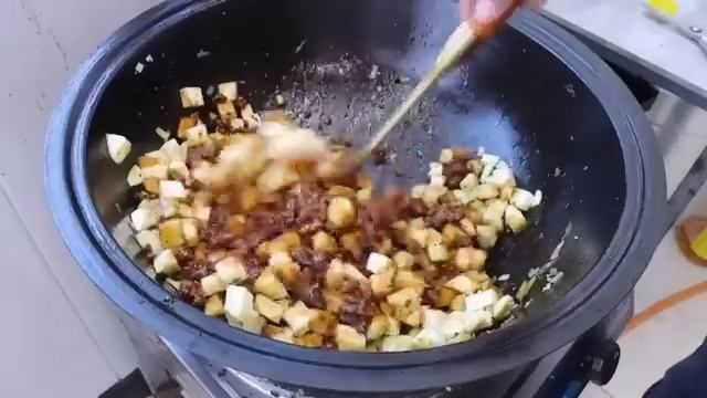 Огромная жареная баранья нога! Баранья нога  имеет хрустящую корочку