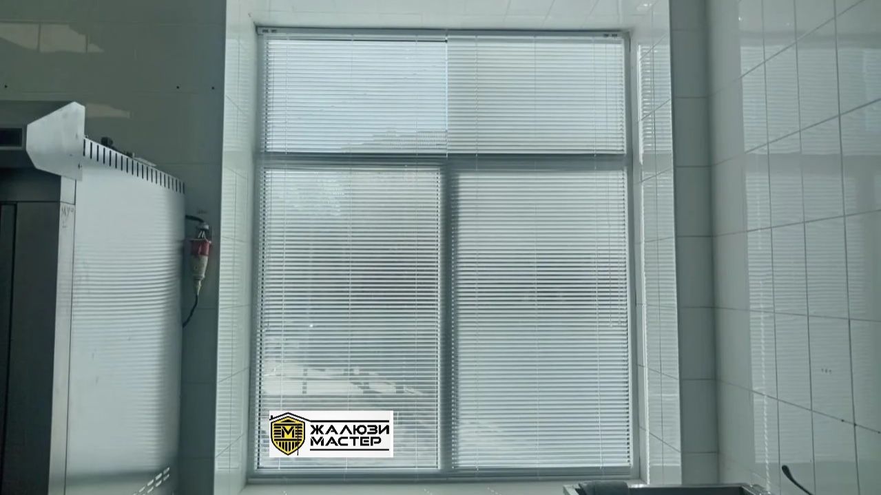 Белый глянцевый цвет придает интерьеру изысканность и визуально расширяет пространство офиса.