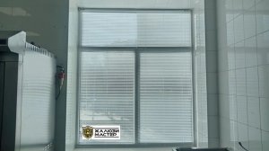 Белый глянцевый цвет придает интерьеру изысканность и визуально расширяет пространство офиса.