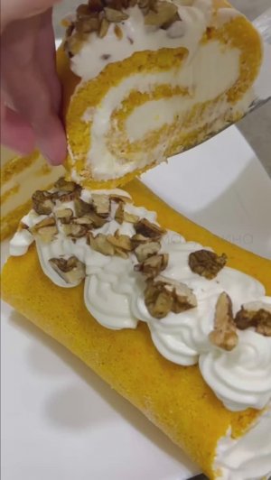 Морковный рулет с творожным кремом