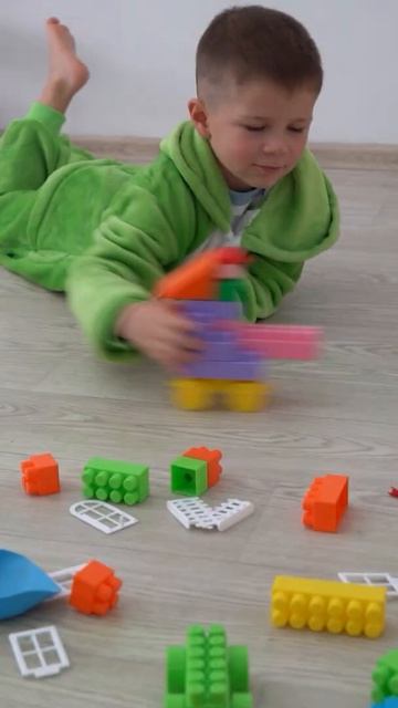 4 Мама упала и конструктор прилип к лицу