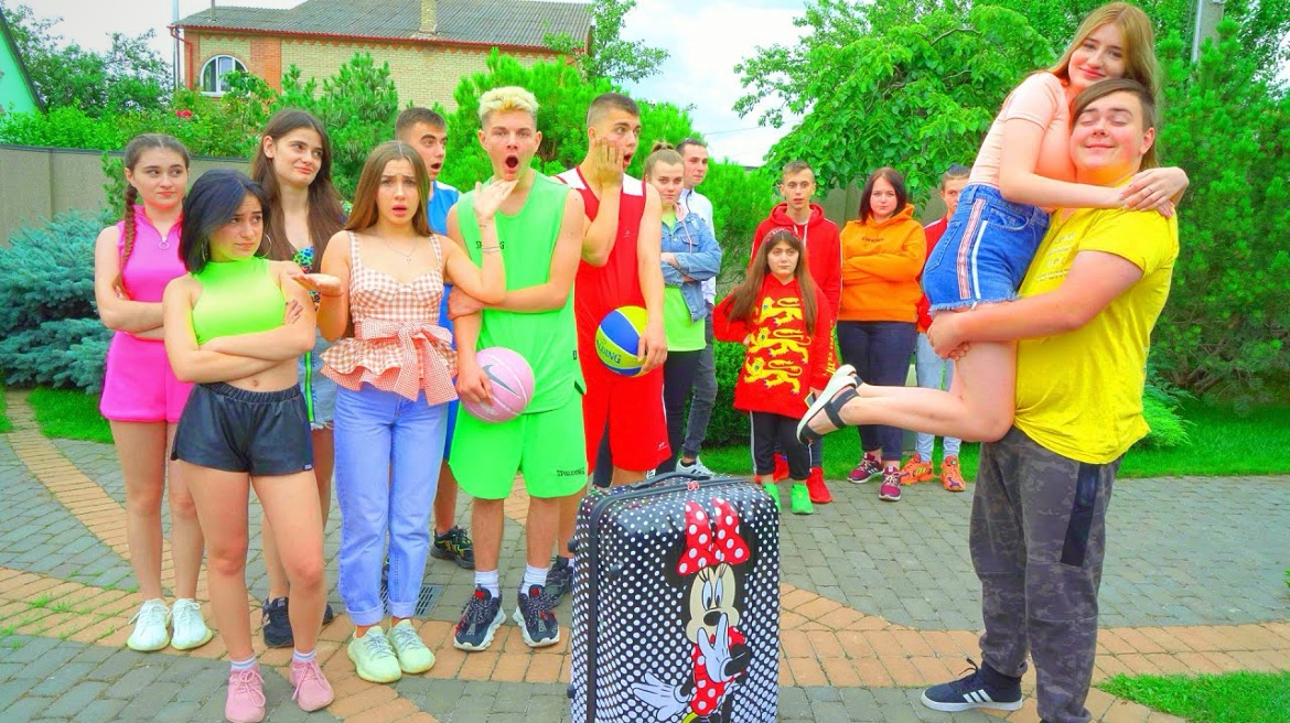 НОВЕНЬКАЯ В ЛАГЕРЕ ЧЕРЛИДЕРШ!!! ВСЕ ДЕВОЧКИ БОЯТСЯ ЗА СВОИХ ПАРНЕЙ!!!