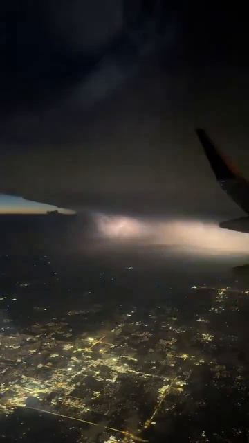 В эпицентре торнадо в Оклахоме оказалась крупная военная авиабаза США Вэнс