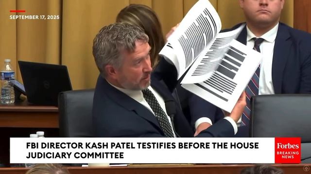 Мужчина показывает файлы весь текст замазан черными линиями мужчина в суде достал закрытые документы