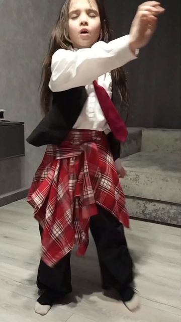 всем привет. я опять взяла свою школьную одежду.