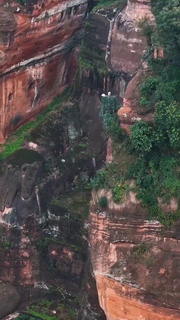 Лешаньский Будда в Сычуани  самая высокая каменная статуя в мире 71 метр высеченная в скале в VI