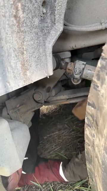 Видеозапись с места ДТП. Ослабленное состояние стяжного хомута тяги