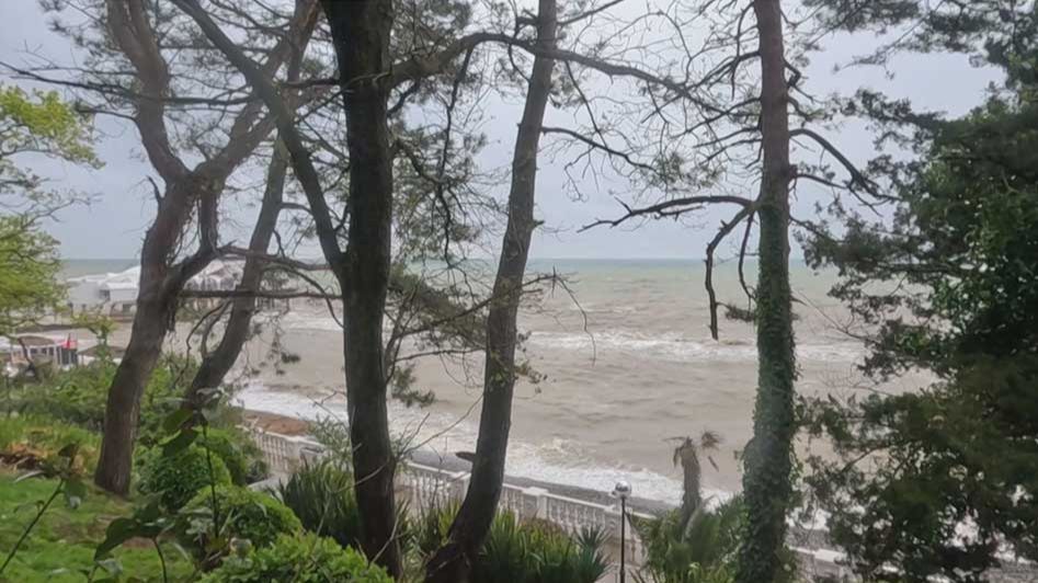 В Сочи из-за прохода холодного фронта усилились дожди и шторм на море