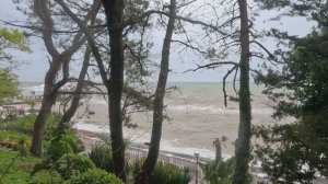 В Сочи из-за прохода холодного фронта усилились дожди и шторм на море