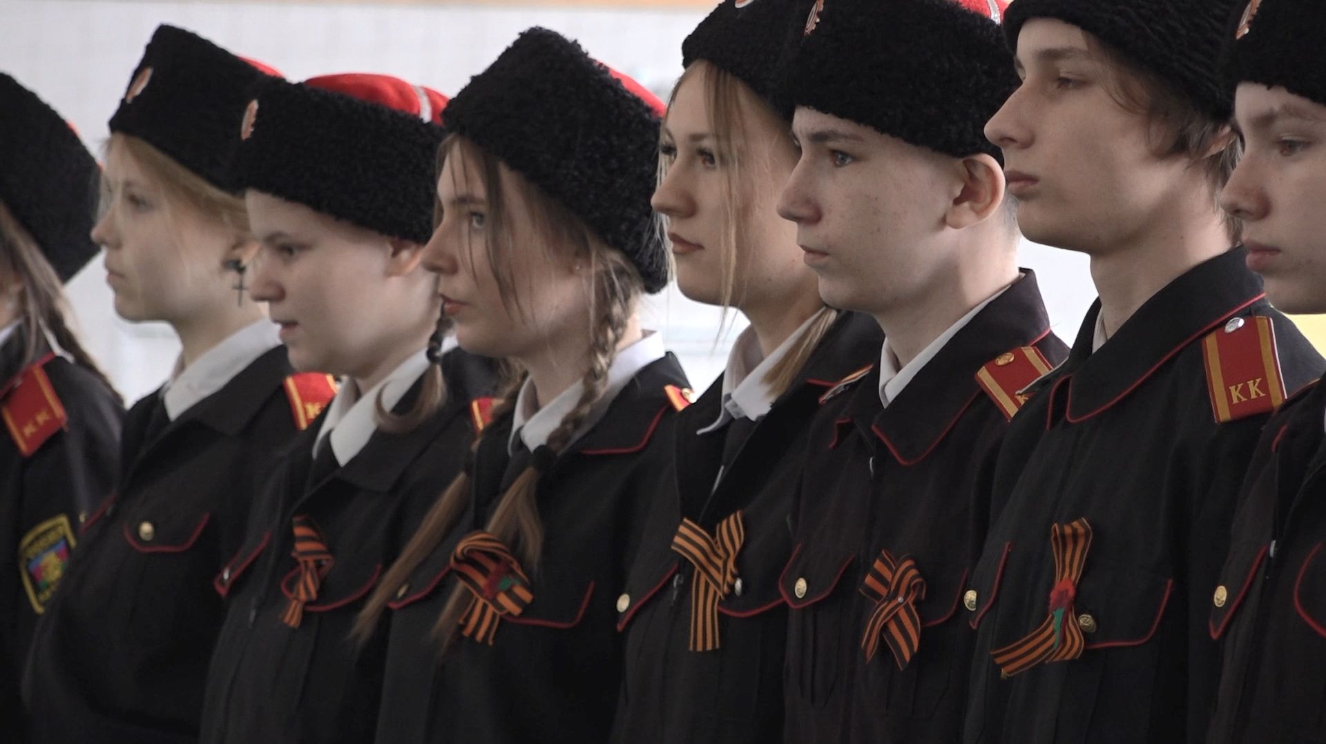 Чеканный шаг и связь поколений: в Анапе прошел масштабный смотр строя и песни казачьей молодежи