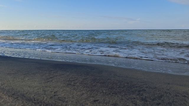 Волны накатывают на берег.