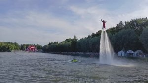 Скрипачка над водой